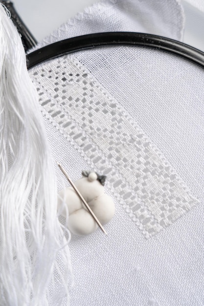 haftująca ręka nad tkaniną