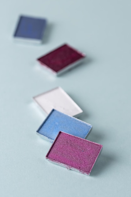 przykładowe hafty na próbkach tkanin